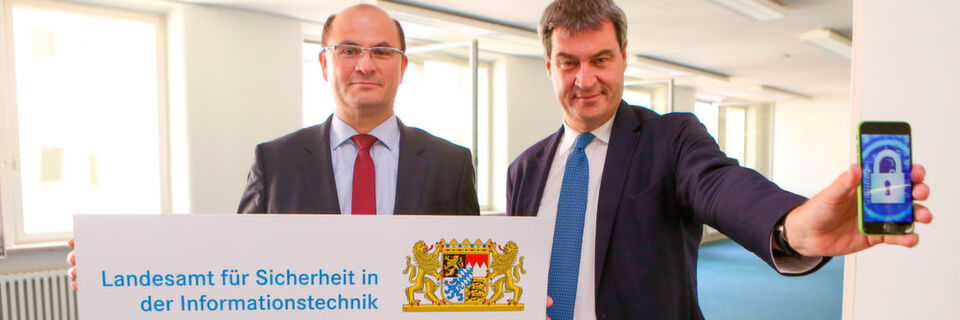 Finanz- und Heimatminister Dr. Markus Söder (r.) und Finanzstaatssekretär Albert Füracker bei einer Pressekonferenz zum neuen Landesamt für IT-Sicherheit, das im Herbst 2017 gegründet wird Finanz- und Heimatminister Dr. Markus Söder (r.) und Finanzstaatssekretär Albert Füracker bei einer Pressekonferenz zum neuen Landesamt für IT-Sicherheit, das im Herbst 2017 gegründet wird