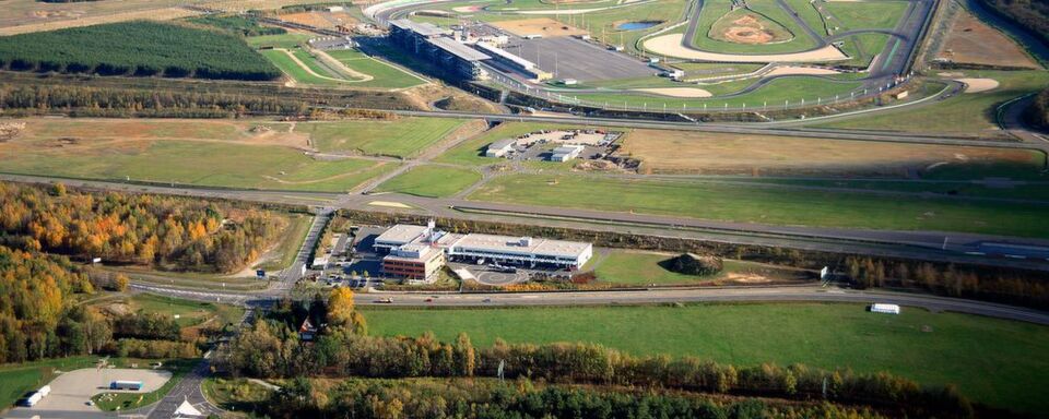 Der Lausitzring und das Dekra Technology Center (im Vordergrund). Der Lausitzring und das Dekra Technology Center (im Vordergrund).