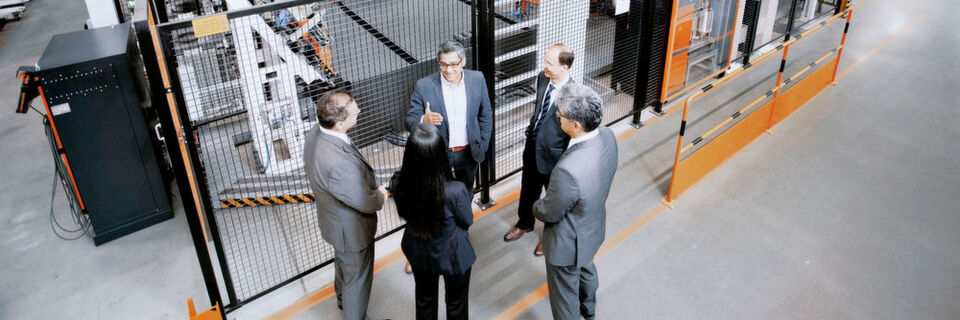 Kuka hat in den vergangenen Jahren nicht nur die eigene Forschungs- und Entwicklungsabteilung durch internationale Standorte erweitert, sondern auch extern investiert und strategische Partnerschaften geschlossen. Kuka hat in den vergangenen Jahren nicht nur die eigene Forschungs- und Entwicklungsabteilung durch internationale Standorte erweitert, sondern auch extern investiert und strategische Partnerschaften geschlossen.