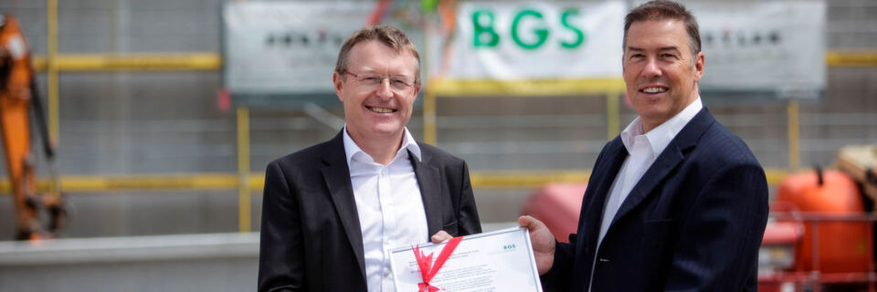 Dr. Andreas Ostrowicki (li.), Geschäftsführer der BGS, und Walter Löffler, Geschäftsbereichsleiter bei Freyler, mit dem gerahmten Richtspruch zum 14-Mio.-Euro-Projekt. Dr. Andreas Ostrowicki (li.), Geschäftsführer der BGS, und Walter Löffler, Geschäftsbereichsleiter bei Freyler, mit dem gerahmten Richtspruch zum 14-Mio.-Euro-Projekt.