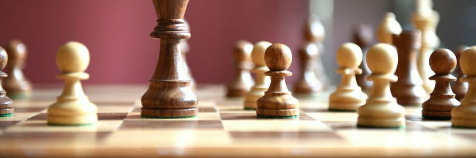 Der Einkauf muss sich heute verstärkt strategisch positionieren. Das heißt ein ganz klarer Fokus muss auf dem Wertbeitrag – Lieferanteninnovationen, Risikomanagement und die Sicherstellung einer nachhaltigen Supply Chain – liegen. Der Einkauf muss sich heute verstärkt strategisch positionieren. Das heißt ein ganz klarer Fokus muss auf dem Wertbeitrag – Lieferanteninnovationen, Risikomanagement und die Sicherstellung einer nachhaltigen Supply Chain – liegen.