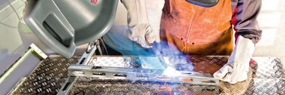 In der Praxis wird der Schweißrauch am häufigsten direkt an der Entstehungsquelle erfasst. Absaugeräte und -anlagen mit flexibel einstellbaren Absaugarmen oder großflächigen -hauben sind hierbei erste Wahl. In der Praxis wird der Schweißrauch am häufigsten direkt an der Entstehungsquelle erfasst. Absaugeräte und -anlagen mit flexibel einstellbaren Absaugarmen oder großflächigen -hauben sind hierbei erste Wahl.