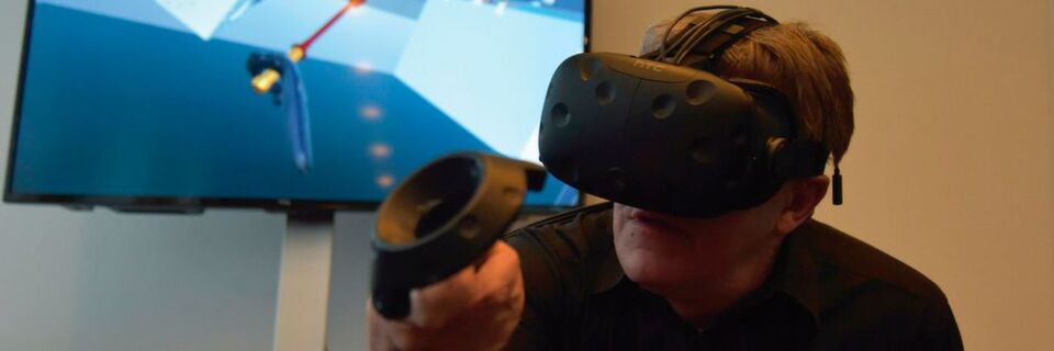 Servicemitarbeiter trainieren mit Hilfe von Virtual Reality die verschiedenen Arbeitsschritte, die für die Wartung eines Scara-Manipulators an der Reinigungszelle EcoCFlex 3 nötig sind. Servicemitarbeiter trainieren mit Hilfe von Virtual Reality die verschiedenen Arbeitsschritte, die für die Wartung eines Scara-Manipulators an der Reinigungszelle EcoCFlex 3 nötig sind.