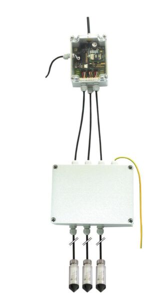 Das Fernüberwachungssystem für Tankstellen besteht aus der Fernübertragungseinheit GSM-3 (oben, mit Stromversorgung), den ATEX-Sicherheitsbarrieren (mitte) und den Drucktransmittern/Pegelsonden (unten). Das Fernüberwachungssystem für Tankstellen besteht aus der Fernübertragungseinheit GSM-3 (oben, mit Stromversorgung), den ATEX-Sicherheitsbarrieren (mitte) und den Drucktransmittern/Pegelsonden (unten).