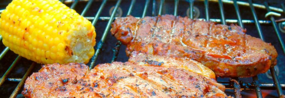 Beim Grillem im Sommer entsteht bei der Reaktion von Fett mit glühender Kohle Benzopyren, ein verbreitetes Umweltgift, das beim Menschen Krebs auslösen kann. Beim Grillem im Sommer entsteht bei der Reaktion von Fett mit glühender Kohle Benzopyren, ein verbreitetes Umweltgift, das beim Menschen Krebs auslösen kann.