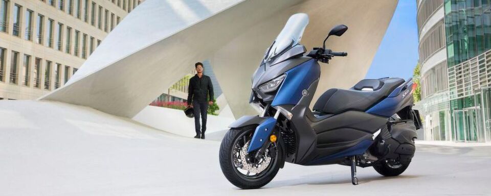 Auch Roller brauchen Facelifts. Der Yamaha X-MAX 400 punktet mit mehr Platz, verbesserter Ausstattung, gesteigertem Fahrkomfort und ein wenig mehr Technik. Auch Roller brauchen Facelifts. Der Yamaha X-MAX 400 punktet mit mehr Platz, verbesserter Ausstattung, gesteigertem Fahrkomfort und ein wenig mehr Technik.