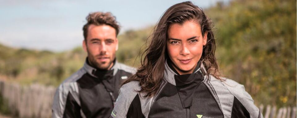 Modeka präsentiert die Sommerjacke Breeze in zwei neuen Farbkombinationen: Grau/schwarz und... Modeka präsentiert die Sommerjacke Breeze in zwei neuen Farbkombinationen: Grau/schwarz und...