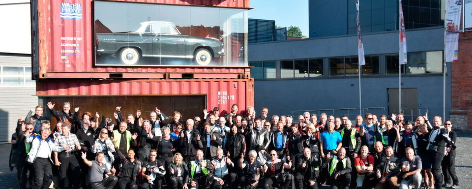 93 Teilnehmer vor dem PS Speicher in Einbeck. Start in den Harz bei bestem Bikerwetter. 93 Teilnehmer vor dem PS Speicher in Einbeck. Start in den Harz bei bestem Bikerwetter.