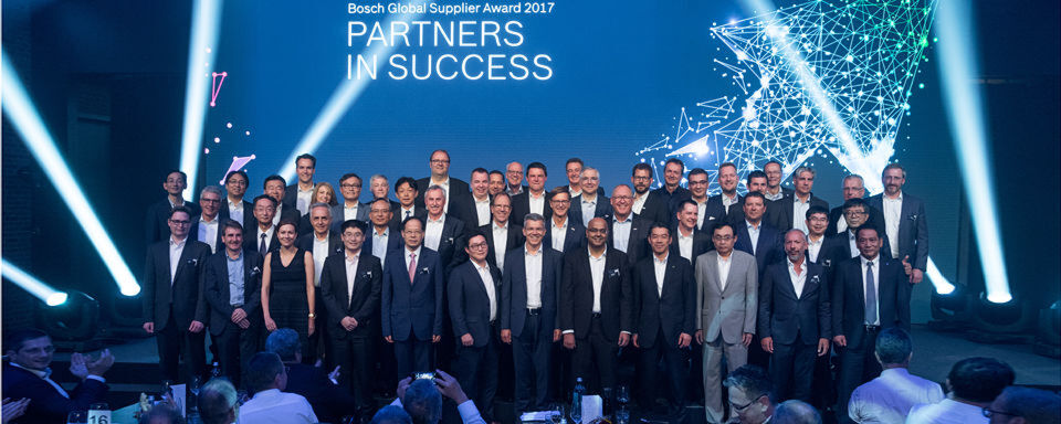 Vor rund 100 Vertretern aus der Zuliefererindustrie verlieh Bosch den Global Supplier Award. Das diesjährige Motto der Preisverleihung lautete „Partners in Success“. Vor rund 100 Vertretern aus der Zuliefererindustrie verlieh Bosch den Global Supplier Award. Das diesjährige Motto der Preisverleihung lautete „Partners in Success“.