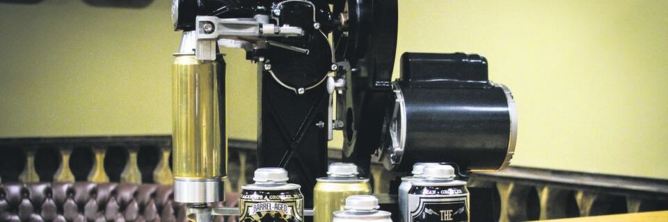 Die Maschine, die zum Verschließen des mit Craft Beer gefüllten Crowlers benötigt wird, stellt ein US-amerikanisches Unternehmen her. Die Maschine, die zum Verschließen des mit Craft Beer gefüllten Crowlers benötigt wird, stellt ein US-amerikanisches Unternehmen her.