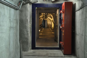 Die Einrichtung wurde tief in den Fels gehauen. Tatsächlich bietet die Infrastruktur des Ex-Militär-Bunkers viele weitere Vorteile für den Bau und Betrieb eines Rechenzentrums. Die Einrichtung wurde tief in den Fels gehauen. Tatsächlich bietet die Infrastruktur des Ex-Militär-Bunkers viele weitere Vorteile für den Bau und Betrieb eines Rechenzentrums.