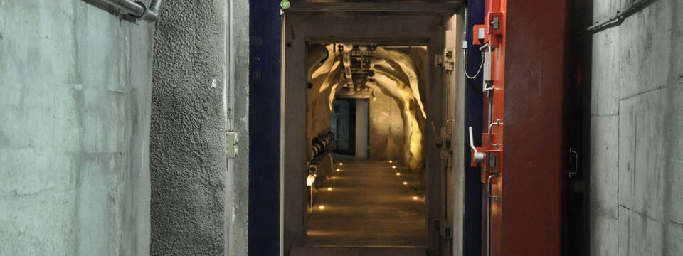 Das Rechenzentrum von Deltalis gilt als eines der sichersten. Im Felsen der Schweizer Berge, in einem ehemaligen Militärbunker, bietet es viele Vorteile. Mit einem DCIM-System hat der Betreiber weitere hinzugefügt. Das Rechenzentrum von Deltalis gilt als eines der sichersten. Im Felsen der Schweizer Berge, in einem ehemaligen Militärbunker, bietet es viele Vorteile. Mit einem DCIM-System hat der Betreiber weitere hinzugefügt.