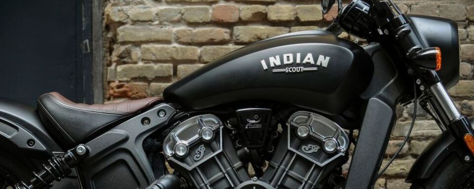 Wie die gerade neu auf den Markt gekommene Triumph Bobber zitiert auch das neue US-Bike die als typisch für diese Motorradgattung geltenden Details: gekürzte Federn, minimalisierte Ausstattung, viel schwarzer Lack und ein Einzelsitz mit sportlicher Sitzposition gehören dazu. Wie die gerade neu auf den Markt gekommene Triumph Bobber zitiert auch das neue US-Bike die als typisch für diese Motorradgattung geltenden Details: gekürzte Federn, minimalisierte Ausstattung, viel schwarzer Lack und ein Einzelsitz mit sportlicher Sitzposition gehören dazu.