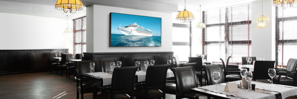 Mit extrem schmalen Rahmen und Displayport-Ein und -Ausgang ist das 55-Zoll-Full-HD-Display TH-55LFV8 auch die Basis für eine 4K-Videowall. Mit extrem schmalen Rahmen und Displayport-Ein und -Ausgang ist das 55-Zoll-Full-HD-Display TH-55LFV8 auch die Basis für eine 4K-Videowall.