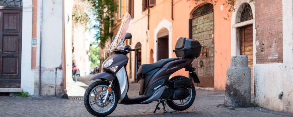 3.350 Euro verlangt Yamaha für sein frisch überarbeitetes Großstadtroller-Modell Xenter 125. 3.350 Euro verlangt Yamaha für sein frisch überarbeitetes Großstadtroller-Modell Xenter 125.
