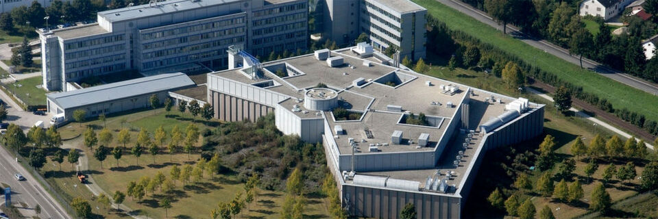 Vom Datacenter-Standort in Erding versorgt die Amadeus Gruppe Kunden aus aller Welt mit diversen Services rund um das Thema Reise: von der ersten Suche bis zur Buchung, von der Preisgestaltung und dem Ticketing bis hin zur Verwaltung, von Reservierungen und vom Check-in bis zur Abreise. Laut Amadeus verarbeiten die zugrunde liegenden Systeme fast vier Milliarden Transaktionen pro Tag. Vom Datacenter-Standort in Erding versorgt die Amadeus Gruppe Kunden aus aller Welt mit diversen Services rund um das Thema Reise: von der ersten Suche bis zur Buchung, von der Preisgestaltung und dem Ticketing bis hin zur Verwaltung, von Reservierungen und vom Check-in bis zur Abreise. Laut Amadeus verarbeiten die zugrunde liegenden Systeme fast vier Milliarden Transaktionen pro Tag.