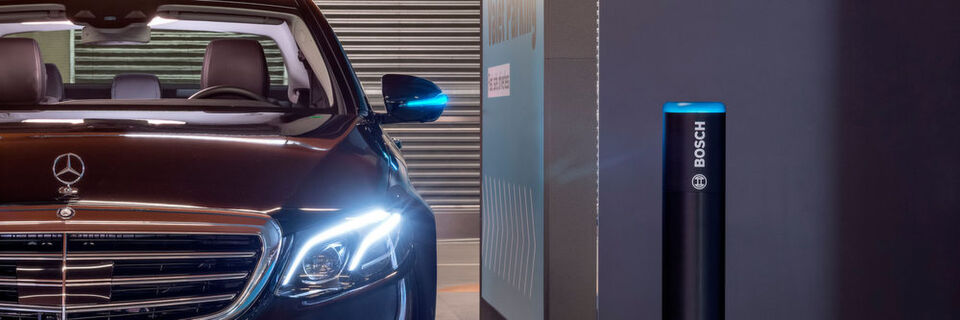 Möglich wird das fahrerlose Parken mithilfe einer intelligenten Parkhaus-Infrastruktur von Bosch im Zusammenspiel mit der Fahrzeugtechnik von Mercedes-Benz. Die Sensoren für die Parkhausinfrastruktur sowie die Kommunikationstechnik kommen von Bosch. Möglich wird das fahrerlose Parken mithilfe einer intelligenten Parkhaus-Infrastruktur von Bosch im Zusammenspiel mit der Fahrzeugtechnik von Mercedes-Benz. Die Sensoren für die Parkhausinfrastruktur sowie die Kommunikationstechnik kommen von Bosch.