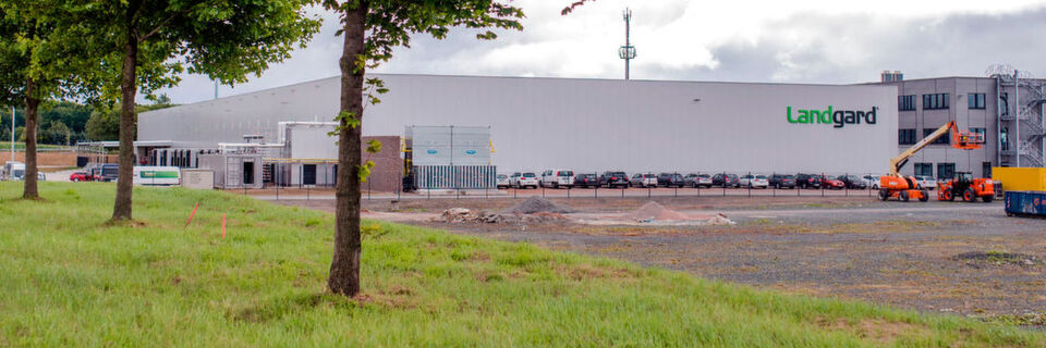 Das neue Logistikzentrum in Bebersdorf umfasst eine Fläche von rund 80.000 m². Landgard will es als Ausgangspunkt für weiteres Wachstum im Osten nutzen. Das neue Logistikzentrum in Bebersdorf umfasst eine Fläche von rund 80.000 m². Landgard will es als Ausgangspunkt für weiteres Wachstum im Osten nutzen.