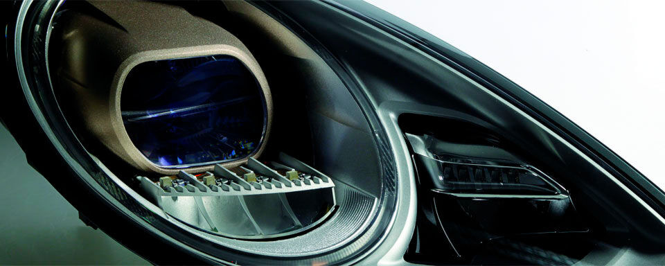 Hella hat gemeinsam mit Industriepartnern ein adaptives LCD-Licht entwickelt, mit jeweils 30.000 Pixeln – ein Quantensprung zu den heute möglichen 84 Pixeln. Hella hat gemeinsam mit Industriepartnern ein adaptives LCD-Licht entwickelt, mit jeweils 30.000 Pixeln – ein Quantensprung zu den heute möglichen 84 Pixeln.