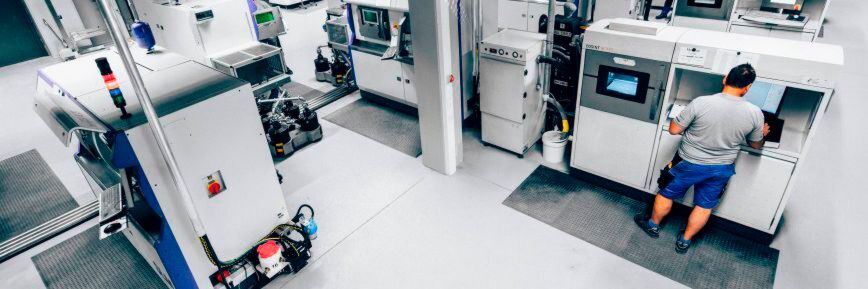 Die Tage der klassischen Werkzeugmaschine sind nicht gezählt. Neben der klassischen Werkzeugmaschine zeigt die EMO Hannover auch alternative Fertigungsverfahren. Die Tage der klassischen Werkzeugmaschine sind nicht gezählt. Neben der klassischen Werkzeugmaschine zeigt die EMO Hannover auch alternative Fertigungsverfahren.