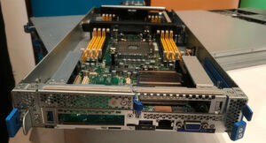 Der „QuantaPlex T22SF-1U“ für zwei Server-Knoten. Zwei davon passen nebeneinander in ein 19-Zoll-Rack mit einem Meter Tiefe. An den Seitenist viee Platz für die Belüftung. Der schwarze Steg zeigt an, dass es einklipsfähige Bauteile gibt, die den Luftstrom leiten. Der „QuantaPlex T22SF-1U“ für zwei Server-Knoten. Zwei davon passen nebeneinander in ein 19-Zoll-Rack mit einem Meter Tiefe. An den Seitenist viee Platz für die Belüftung. Der schwarze Steg zeigt an, dass es einklipsfähige Bauteile gibt, die den Luftstrom leiten.