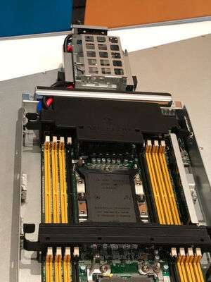 QCT-Computerknoten für den High-Density-Multinode-Server „Quanta Plex T22SF-1U“ mit an der Rückseite montiertem, flexibel verschiebbaren Laufwerksträger für zwei ohne Werkzeug einsetzbare SSD-Laufwerke. QCT-Computerknoten für den High-Density-Multinode-Server „Quanta Plex T22SF-1U“ mit an der Rückseite montiertem, flexibel verschiebbaren Laufwerksträger für zwei ohne Werkzeug einsetzbare SSD-Laufwerke.