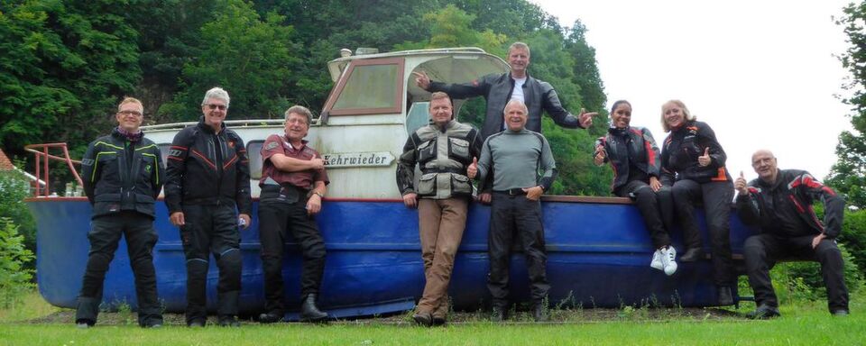 Der Kapitän von Gruppe sechs und seine Crew. Der Kapitän von Gruppe sechs und seine Crew.