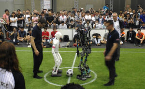 Deutsch-Deutsches Finale in der Humanoid League Adult Size: Das Team NimbRo aus Bonn (links) triumphierte im Finale mit 11:1 gegen den Konkurrenten Sweaty der Uni-Oldenburg (rechts). Der Bonner Roboter NimbRo-Op 2 heimste zudem noch einen Design-Award beim RoboCup 2017 im japanischen Nagoya ab. Deutsch-Deutsches Finale in der Humanoid League Adult Size: Das Team NimbRo aus Bonn (links) triumphierte im Finale mit 11:1 gegen den Konkurrenten Sweaty der Uni-Oldenburg (rechts). Der Bonner Roboter NimbRo-Op 2 heimste zudem noch einen Design-Award beim RoboCup 2017 im japanischen Nagoya ab.