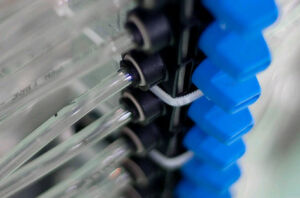 98 Prozent der Hosting-Säle von OVH funktionieren ohne Klima-Anlagen. Wasserkühlung erlaubt es, bis zu 70Prozent der Abwärme des Prozessors abzuleiten. Per Luftkühlung wird die verbliebenen 30 Prozent ausgeleitet. 98 Prozent der Hosting-Säle von OVH funktionieren ohne Klima-Anlagen. Wasserkühlung erlaubt es, bis zu 70Prozent der Abwärme des Prozessors abzuleiten. Per Luftkühlung wird die verbliebenen 30 Prozent ausgeleitet.