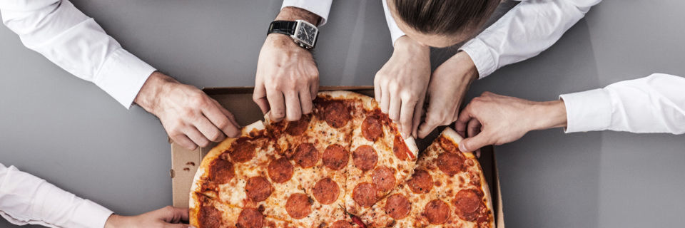 Die Amazon-Gründer Jeff Bezos zugeschriebene Zwei-Pizza-Regel empfiehlt: Kleine, schnell agierende Teams sollten mit zwei Pizzen zu sättigen sein. Die Amazon-Gründer Jeff Bezos zugeschriebene Zwei-Pizza-Regel empfiehlt: Kleine, schnell agierende Teams sollten mit zwei Pizzen zu sättigen sein.