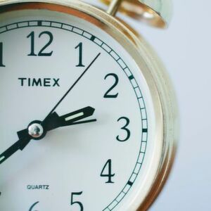 Eine Kernfunktion jedes Betriebssystems ist die Ablaufsteuerung. Diese kann mit einer Uhr verglichen werden, die jedem Task ein bestimmtes Kontingent an Rechenzeit zuteilt. Eine Kernfunktion jedes Betriebssystems ist die Ablaufsteuerung. Diese kann mit einer Uhr verglichen werden, die jedem Task ein bestimmtes Kontingent an Rechenzeit zuteilt.