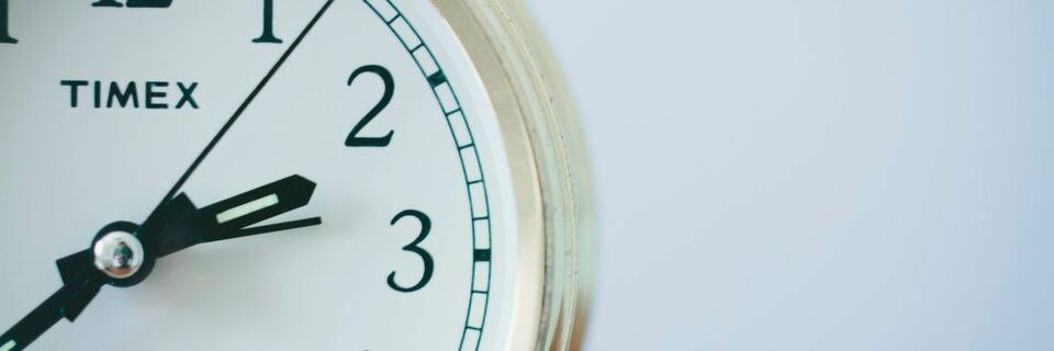 Eine Kernfunktion jedes Betriebssystems ist die Ablaufsteuerung. Diese kann mit einer Uhr verglichen werden, die jedem Task ein bestimmtes Kontingent an Rechenzeit zuteilt. Eine Kernfunktion jedes Betriebssystems ist die Ablaufsteuerung. Diese kann mit einer Uhr verglichen werden, die jedem Task ein bestimmtes Kontingent an Rechenzeit zuteilt.