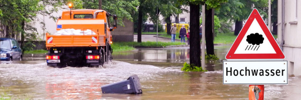 Gegen Risiken wie Hochwasser oder Feuer sichern sich inzwischen fast alle Unternehmen ab, aber auch bei IT-Risiken kann es Sinn machen, auf eine Versicherung zu setzen. Gegen Risiken wie Hochwasser oder Feuer sichern sich inzwischen fast alle Unternehmen ab, aber auch bei IT-Risiken kann es Sinn machen, auf eine Versicherung zu setzen.