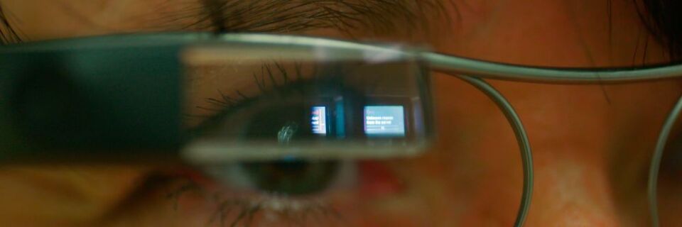 Nach Abschluss eines Pilotprogramms mit Testläufen in den USA, Kontinentaleuropa und Großbritannien führt DHL die Vision-Picking-Lösung dauerhaft in seinen Lagern ein. Nach Abschluss eines Pilotprogramms mit Testläufen in den USA, Kontinentaleuropa und Großbritannien führt DHL die Vision-Picking-Lösung dauerhaft in seinen Lagern ein.