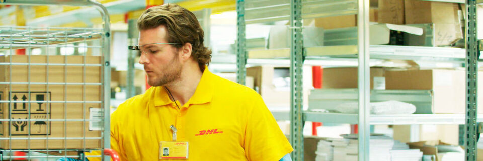 Die neue Datenbrille von Ubimax soll die Kommissionierung in DHL-Lagern revolutionieren. Bis zu 15 % schneller könnten Lagerfachkräfte mit ihrer Hilfe arbeiten. Die neue Datenbrille von Ubimax soll die Kommissionierung in DHL-Lagern revolutionieren. Bis zu 15 % schneller könnten Lagerfachkräfte mit ihrer Hilfe arbeiten.
