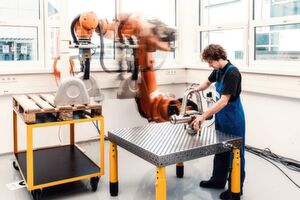 Das Innovationslabor beschäftigt sich mit der Kollaboration mit dem Großroboter. Optische, nicht trennende Schutzeinrichtungen und der Einsatz eines Schwerlastroboters ermöglichen neuartige und wandlungsfähige Fertigungsszenarien. Das Innovationslabor beschäftigt sich mit der Kollaboration mit dem Großroboter. Optische, nicht trennende Schutzeinrichtungen und der Einsatz eines Schwerlastroboters ermöglichen neuartige und wandlungsfähige Fertigungsszenarien.