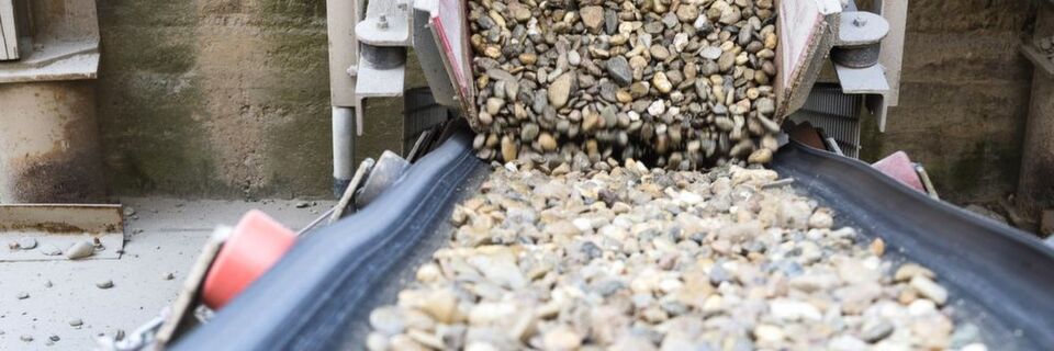 Kies und Sand werden seit über 100 Jahren in Iffezheim gefördert und veredelt. Dank SPS und Co steigt jetzt auch die Produktivität. Kies und Sand werden seit über 100 Jahren in Iffezheim gefördert und veredelt. Dank SPS und Co steigt jetzt auch die Produktivität.