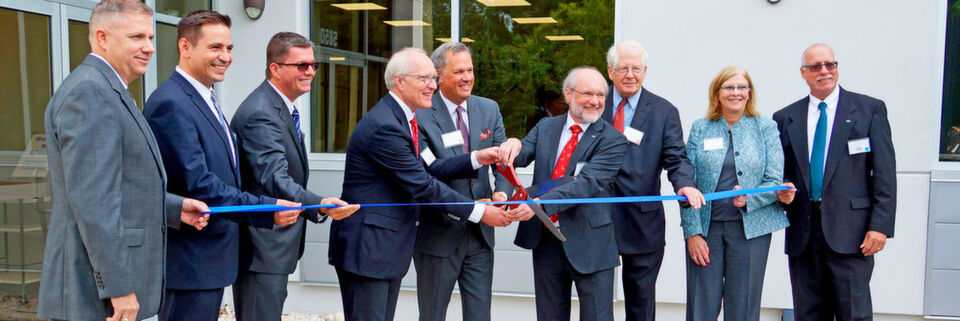Die Geschäftsführer der J. Schmalz GmbH Dr. Kurt Schmalz (4. v. l.), Wolfgang Schmalz (6. v. l.) und Andreas Beutel (2. v. l.) weihen gemeinsam mit Volker Schmitz, Geschäftsführer Schmalz Inc. (3. v. l.) und Vertretern aus der Politik den Neubau in Raleigh, North Carolina ein. Die Geschäftsführer der J. Schmalz GmbH Dr. Kurt Schmalz (4. v. l.), Wolfgang Schmalz (6. v. l.) und Andreas Beutel (2. v. l.) weihen gemeinsam mit Volker Schmitz, Geschäftsführer Schmalz Inc. (3. v. l.) und Vertretern aus der Politik den Neubau in Raleigh, North Carolina ein.