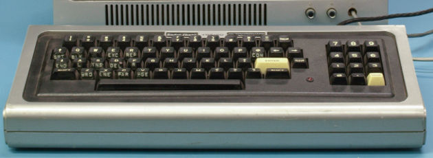 Der TRS-80 Model 1 war am 3. August 1977 der erste Computer, den Heimanwender bereits voll zusammengebaut in einem Ladengschäft einkaufen konnten. Der TRS-80 Model 1 war am 3. August 1977 der erste Computer, den Heimanwender bereits voll zusammengebaut in einem Ladengschäft einkaufen konnten.