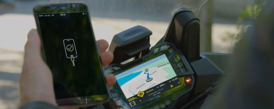 Noch in diesem Jahr wird die App-Integrations-Software MySpin fürs Motorrad verfügbar sein. Mit ihrer Hilfe lassen sich Smartphone-Apps im Cockpit-Display - sofern vorhanden - anzeigen. Noch in diesem Jahr wird die App-Integrations-Software MySpin fürs Motorrad verfügbar sein. Mit ihrer Hilfe lassen sich Smartphone-Apps im Cockpit-Display - sofern vorhanden - anzeigen.