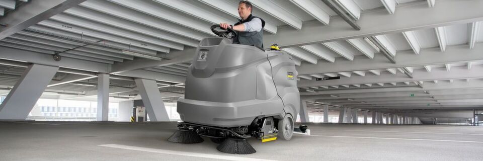 Mit 200 l Tankvolumen und einer maximalen Geschwindigkeit von 6 km/h kommt die neue Aufsitz-Scheuersaugmaschine B 200 R auf eine theoretische Flächenleistung von 5400 m²/h. Mit 200 l Tankvolumen und einer maximalen Geschwindigkeit von 6 km/h kommt die neue Aufsitz-Scheuersaugmaschine B 200 R auf eine theoretische Flächenleistung von 5400 m²/h.
