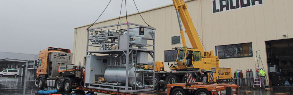 After successful test runs and customer approval in-house at Lauda, the first high-temperature system was loaded for transport to the customer. After successful test runs and customer approval in-house at Lauda, the first high-temperature system was loaded for transport to the customer.