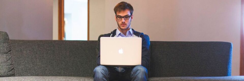 Wer abends noch einmal das Notebook anwirft, um seine beruflichen Mails zu checken, verletzt damit das in Deutschland geltende Arbeitsrecht. Denn dieses verlangt nach "Dienstschluss" eine elfstündige, strikte Ruhepause, bevor weitergearbeitet werden darf. Wer abends noch einmal das Notebook anwirft, um seine beruflichen Mails zu checken, verletzt damit das in Deutschland geltende Arbeitsrecht. Denn dieses verlangt nach "Dienstschluss" eine elfstündige, strikte Ruhepause, bevor weitergearbeitet werden darf.