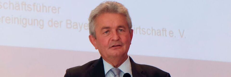 Bayme-vbm-Hauptgeschäftsführer Bertram Brossardt: „Zwei Drittel der befragten M+E- Unternehmen befinden sich noch in den ersten beiden digitalen Reifegraden und damit am Anfang der digitalen Transformation.“ Bayme-vbm-Hauptgeschäftsführer Bertram Brossardt: „Zwei Drittel der befragten M+E- Unternehmen befinden sich noch in den ersten beiden digitalen Reifegraden und damit am Anfang der digitalen Transformation.“