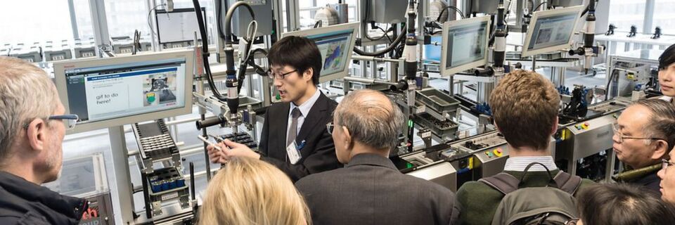 In China ist das Interesse an Industrie 4.0 groß, wie auch das Demonstrationszentrum des Karlsruhe Institute of Technology (KIT) zeigt. Die Pläne der Regierung gehen aber weiter. In China ist das Interesse an Industrie 4.0 groß, wie auch das Demonstrationszentrum des Karlsruhe Institute of Technology (KIT) zeigt. Die Pläne der Regierung gehen aber weiter.