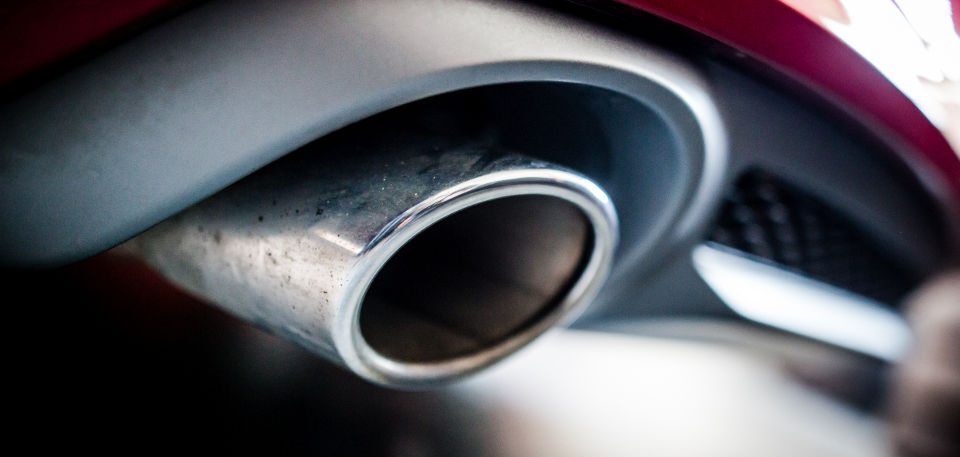 Zahlreiche Automobilhersteller bieten Umtauschprämien für ihre alten Dieselfahrzeuge an, VW und Audi bieten je nach Modell bis zu 10.000 Euro. Während Automobilverbände diese Vorgehensweise begrüßen, kommt aus Seiten von Umweltschützern weiterhin Kritik. Zahlreiche Automobilhersteller bieten Umtauschprämien für ihre alten Dieselfahrzeuge an, VW und Audi bieten je nach Modell bis zu 10.000 Euro. Während Automobilverbände diese Vorgehensweise begrüßen, kommt aus Seiten von Umweltschützern weiterhin Kritik.