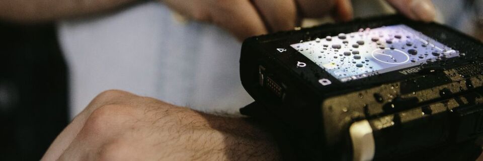 Die Zebra-Komplettlösung „Total Wearable Solutions“ auf Android-Basis ermöglicht eine freihändige und sprachgesteuerte Kommissionierung und erweitert so die Mobilität der Anwender. Die Zebra-Komplettlösung „Total Wearable Solutions“ auf Android-Basis ermöglicht eine freihändige und sprachgesteuerte Kommissionierung und erweitert so die Mobilität der Anwender.