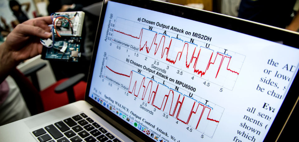 Durch geschickte Manipulation von MEMS-Beschleunigungsmessern kann das Signal am Ausgang beliebig manipuliert werden. Wie Forscher der Michigan Engineering festgestellt haben, reichen dazu bereits billige, leicht verfügbare Hilfsmittel aus. Durch geschickte Manipulation von MEMS-Beschleunigungsmessern kann das Signal am Ausgang beliebig manipuliert werden. Wie Forscher der Michigan Engineering festgestellt haben, reichen dazu bereits billige, leicht verfügbare Hilfsmittel aus.