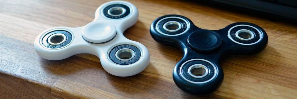 Der Fidget Spinner – ein Phänomen, das gerade die Welt elektrisiert und auch den Werbemittelmarkt erreicht hat. Darüber, ob Fidget Spinner und Co. zielführend sind, lässt sich streiten. Außergewöhnlich sind sie aber garantiert. Der Fidget Spinner – ein Phänomen, das gerade die Welt elektrisiert und auch den Werbemittelmarkt erreicht hat. Darüber, ob Fidget Spinner und Co. zielführend sind, lässt sich streiten. Außergewöhnlich sind sie aber garantiert.