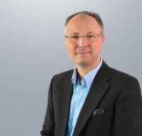Steffen Weigand ist Werbemittelexperte und Geschäftsführer der Verticas GmbH mit Sitz in Wiesbaden (Hessen), einer der führenden Agenturen im Bereich Werbe- und Merchandisingartikel in Deutschland. Steffen Weigand ist Werbemittelexperte und Geschäftsführer der Verticas GmbH mit Sitz in Wiesbaden (Hessen), einer der führenden Agenturen im Bereich Werbe- und Merchandisingartikel in Deutschland.